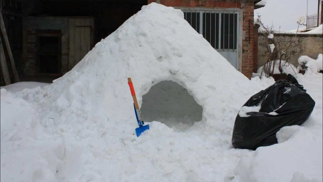 quinze, igloo con neve farinosa: un rifugio di neve d'emergenza (italian - italiano)