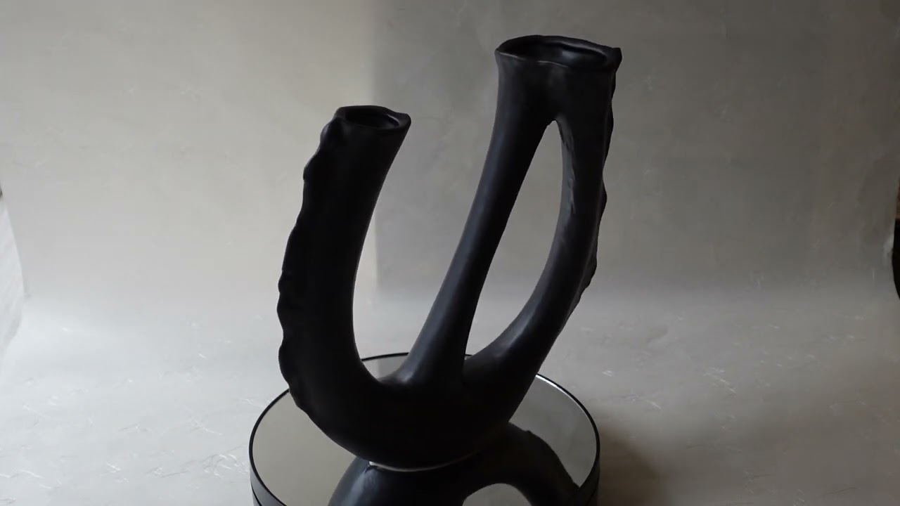 信楽焼 手づくり 変形 花器 黒 自由花 回してみました - YouTube