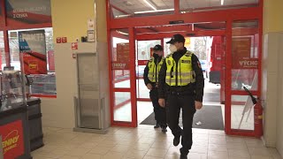 Strážníci z Rožnova nahlásili hygienikům 8 osob za nenošení roušky