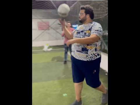 لما مديرك ينزل معاك حجز كورة