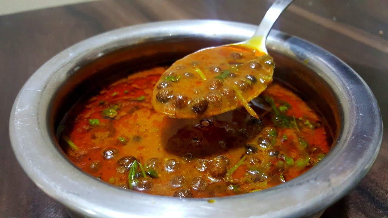 Watane Eating Malvani Kaale Watane Ka Sambar - YouTube