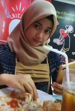 cewek ngentot lagi makan😕😲