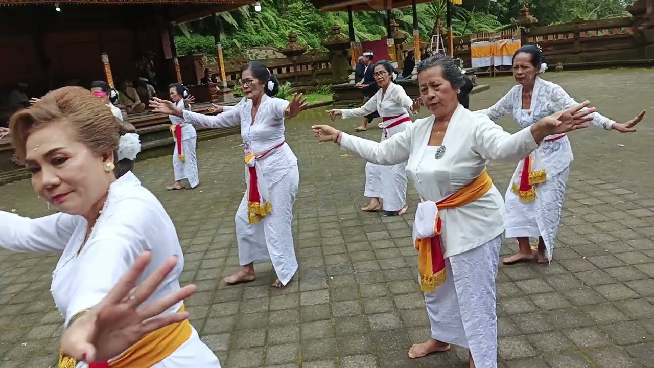 SekaaTari Br. Tampak Gangsul. Ngayah Rejang Pemendakan