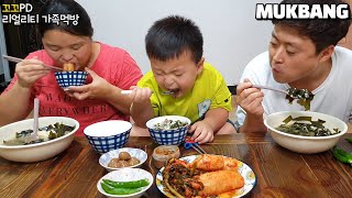 리얼가족먹방:)뜨끈한 소고기미역국에 밥말아서 총각무김치!!😋👍ㅣSeaweed soup&Radish kimchiㅣREAL SOUNDㅣMUKBANGㅣEATING SHOW