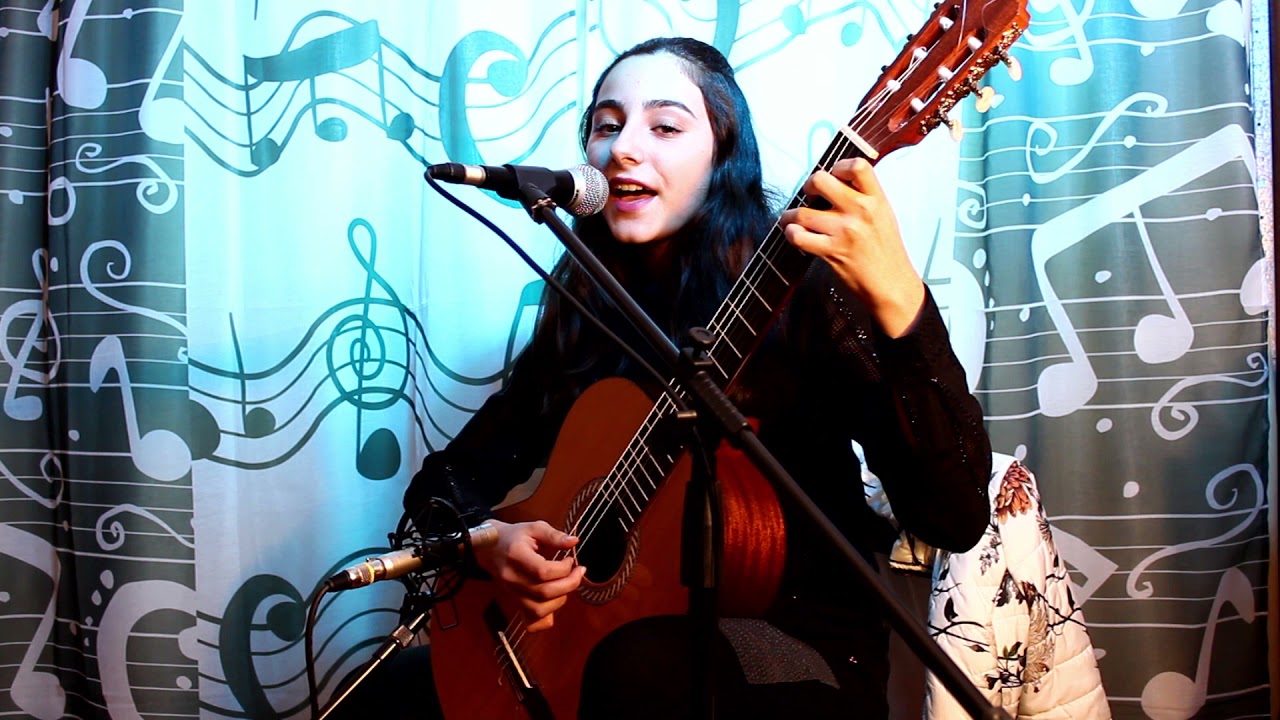 Ралица Хайдърска (8 клас) изпълнява Hallelujah от Leonard Cohen