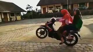 Perempuan Pacak Motor
