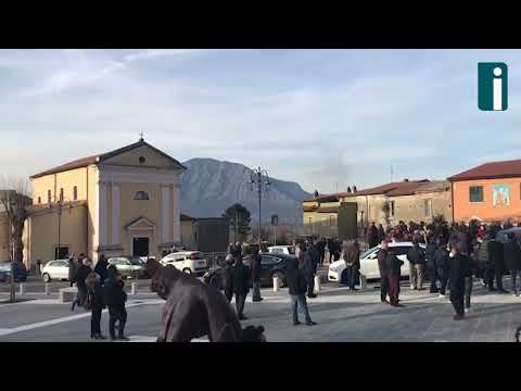 Ioffredo-Castello "bacia" il suo Nik: fiori e palloncini nerazzurri per l'ultimo saluto al 40enne