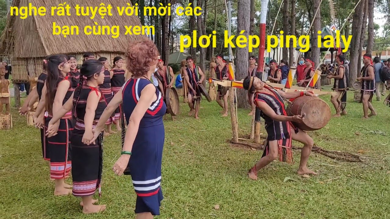 Đoàn cồng chiêng đến từ làng Kép Ping biểu diễn tại Pleiku, nghe rất tuyệt vời 