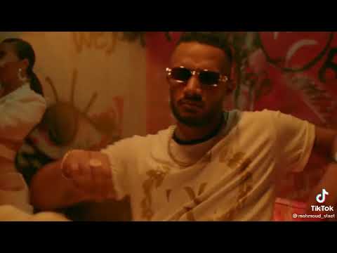 اغنيه مبنمشش جمب الحيط احنا بنمشي في نص الشارع