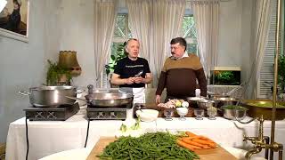 Борис Бурда и Савелий Либкин готовят на даче идеальное рагу с цыплёнком.