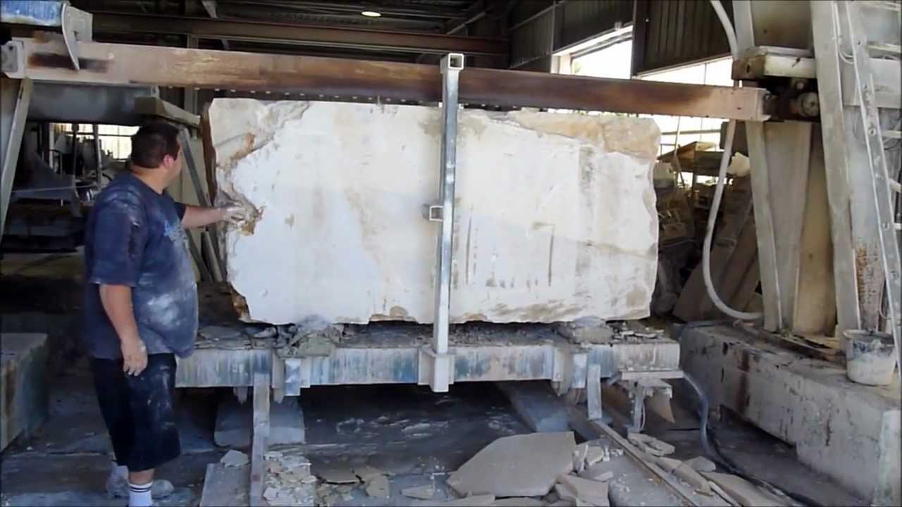 Préparation d'un bloc de pierre en vue de son découpage en tranches