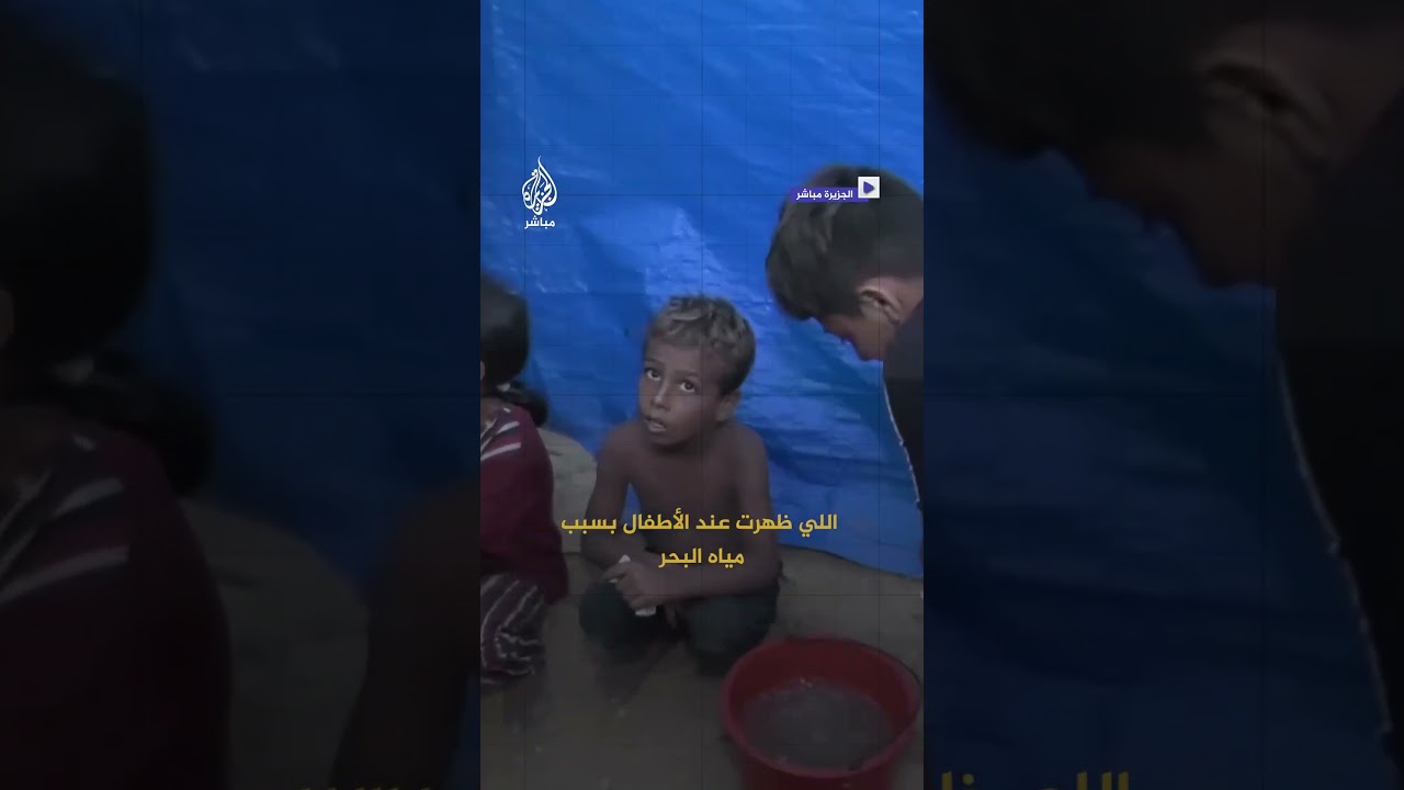 نازحون فلسطينيون يحفرون بئرًا مالحًا بين خيامهم في مواصي خان يونس