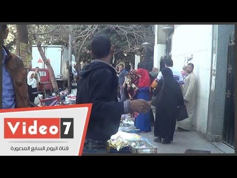 بالفيديو الباعة الجائلون يحتلون سور مستشفى الحوض المرصود والحى نائم فى العسل