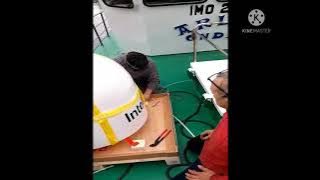 pemasangan satelit antena untuk internet di kapal...