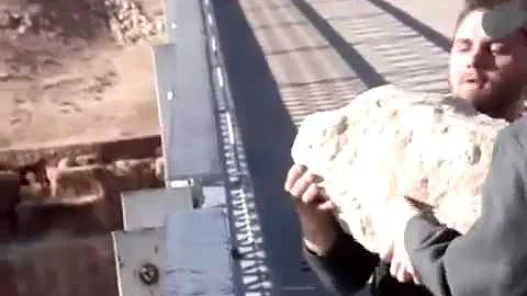 Что будет, если камень бросить в воду с высоты 140 метров?!