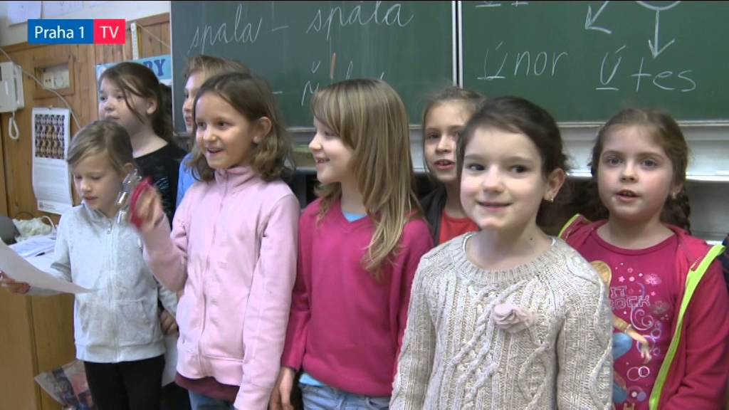 Do Malostranské základní školy v Karmelitské se Mikuláš rád vrací