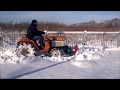 Traktor Kubota 1502 z pługiem do odśnieżania. Mokry ciężki śnieg. www.akant-ogrody.pl