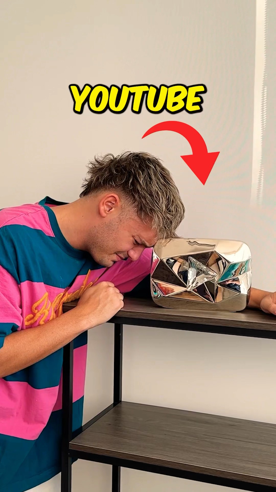 Me robaron mi botón de diamante!?