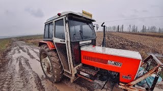 Yağmurlu Havada Toprak Izi İçin Numune Almak Çiftçinin İşleri