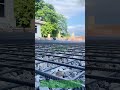 Professionelle Verlegung eines Bewehrungsgitters für Betonfundamente