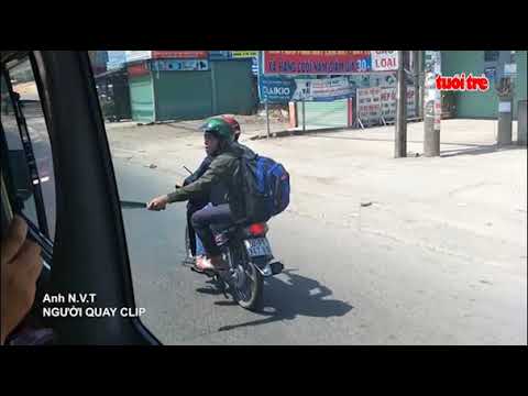 Video Hai thanh niên cầm mã tấu đuổi chém xe khách trên quốc... - youtube
