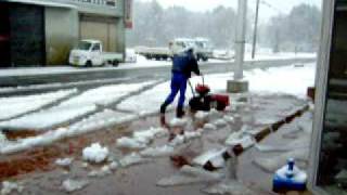 飛ばせないぬれた重い雪に ユキオス Sb800 ホンダウォーク Youtube 飛ばせないぬれた重い雪に ユキオス Sb800 ホンダウォーク Youtube