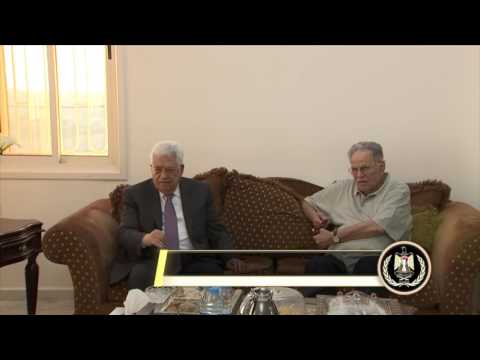 الرئيس عباس يزور أبو ماهر غنيم مهنئا بالعيد