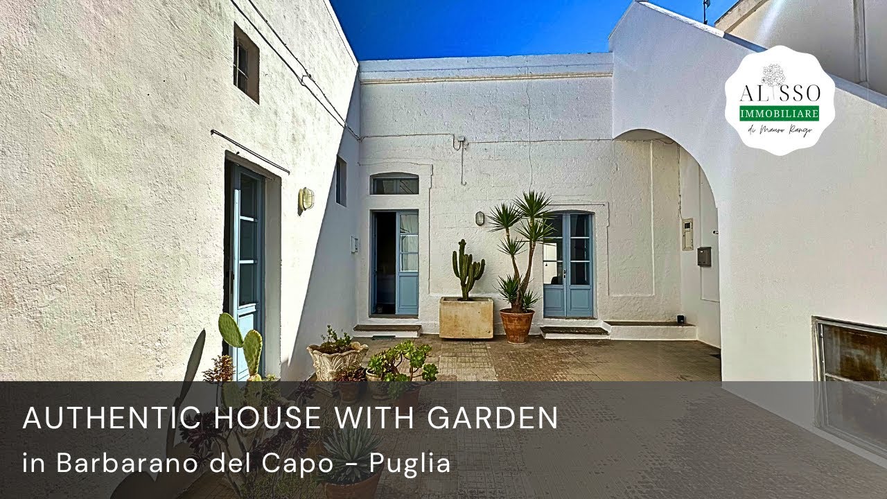 Wonderful authentic house with garden for sale in the center of Barbarano del Capo, Puglia