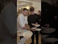 Как официанту правильно носить 2 тарелки одной рукой | Обучение официантов