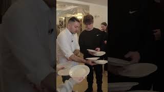 Как официанту правильно носить 2 тарелки одной рукой | Обучение официантов