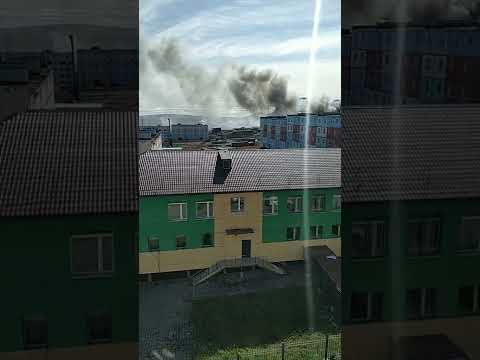 Город Анадырь, 19.07.2022. Во дворе много детворы. На море штормит. Чукотка Арктика Дальний Восток