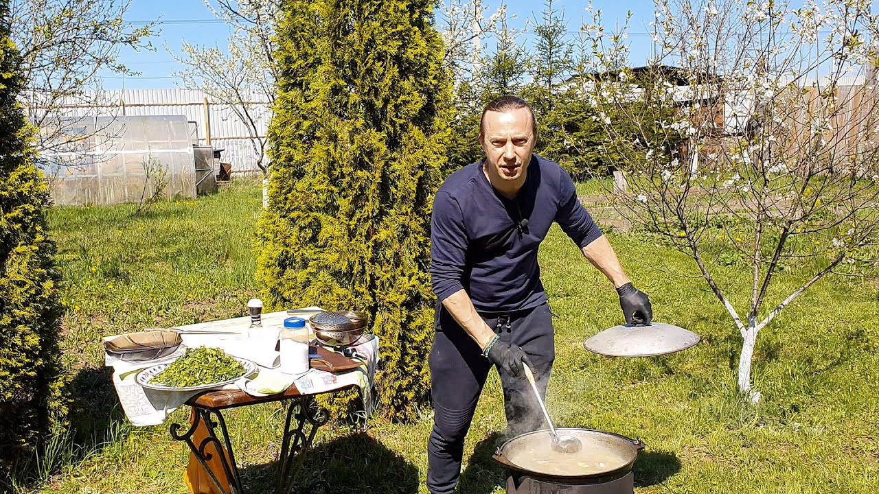 Суп в казане. Хорошего вам настроения. Зеленые щи с молодой крапивой.