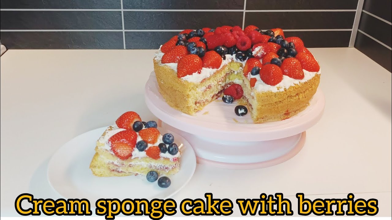Cream sponge cake with berries🍰🍰