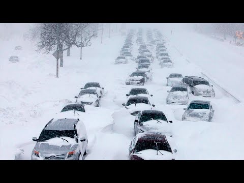 Автомобили глохнут и тонут в снегу, сотни водителей застряли на трассах. Лютые морозы в Казахстане