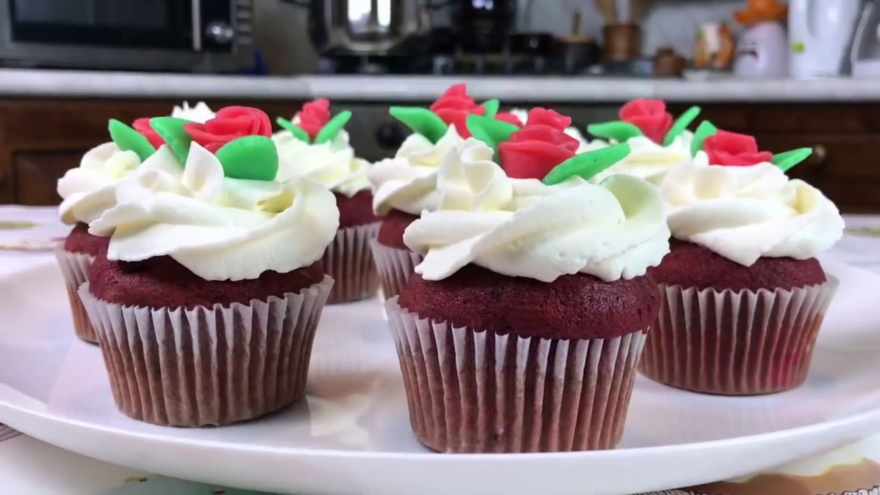 CUPCAKE RED VELVET con rose in pasta di zucchero YouTube