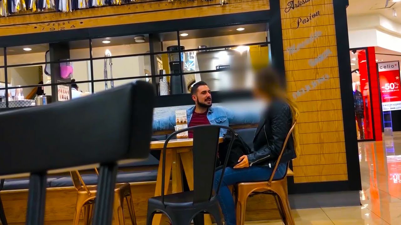 Alvaro Reyes LIGANDO con CHICA LATINA que ve en un centro comercial