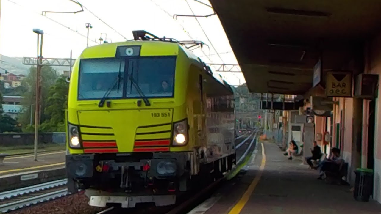 Treni in linea tra la veloce e la linea lenta nelle zone di Genova Bolzaneto