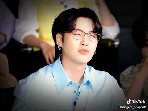 ahh he looks so handsome 🥰