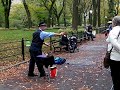 фокусник в центральном парке Нью Йорка