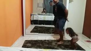 Pai E Filha De 2 Anos Dançando A Dança Do Peru
