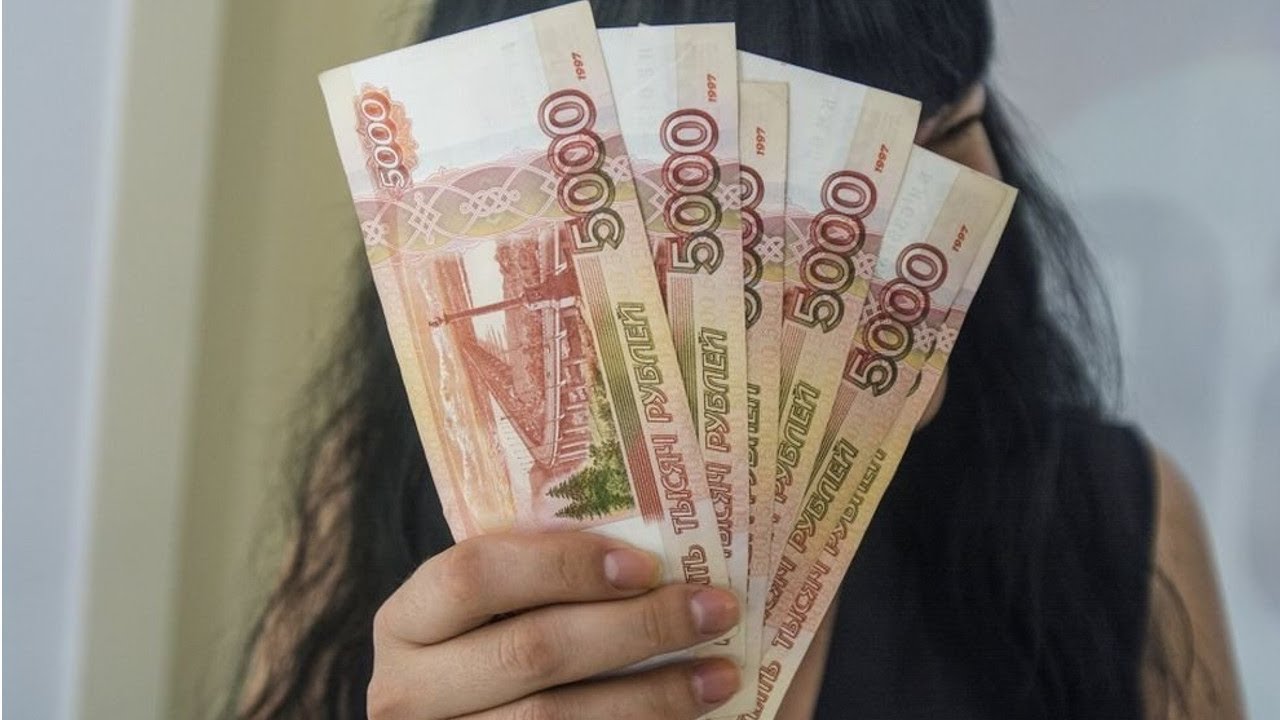 Кредит 5 млн рублей. Деньги в руках девушки. Человек с деньгами в руках. Женщина с деньгами рубли. Рубли в руках.