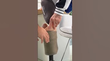 Below-knee prosthesis with active vacuum system