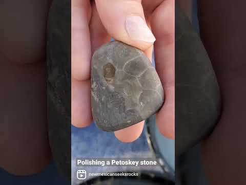 Video: Wie poliert man Petoskey-Steine mit einem Dremel?