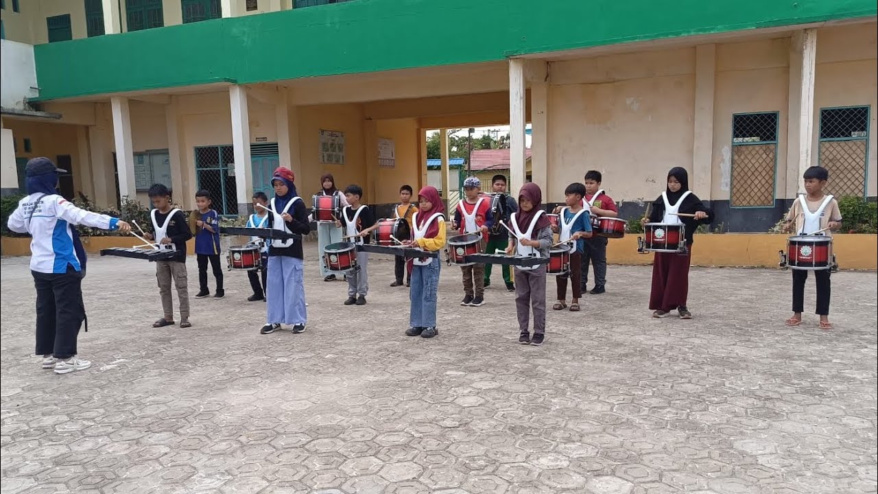 EKSTRAKURIKULER MARCHING BAND DI SDS MUHAMMADIYAH BUNTOK 