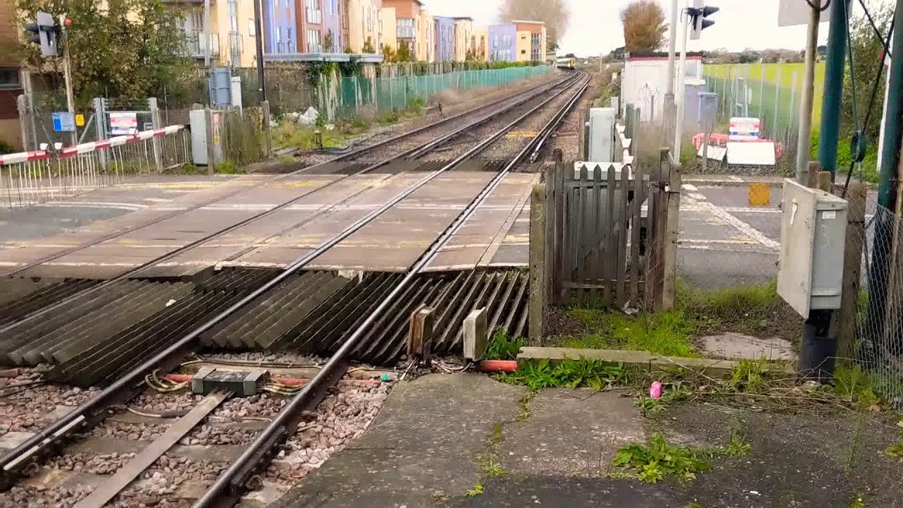 A nonstop southern train to Brighton going through GoringbySea YouTube