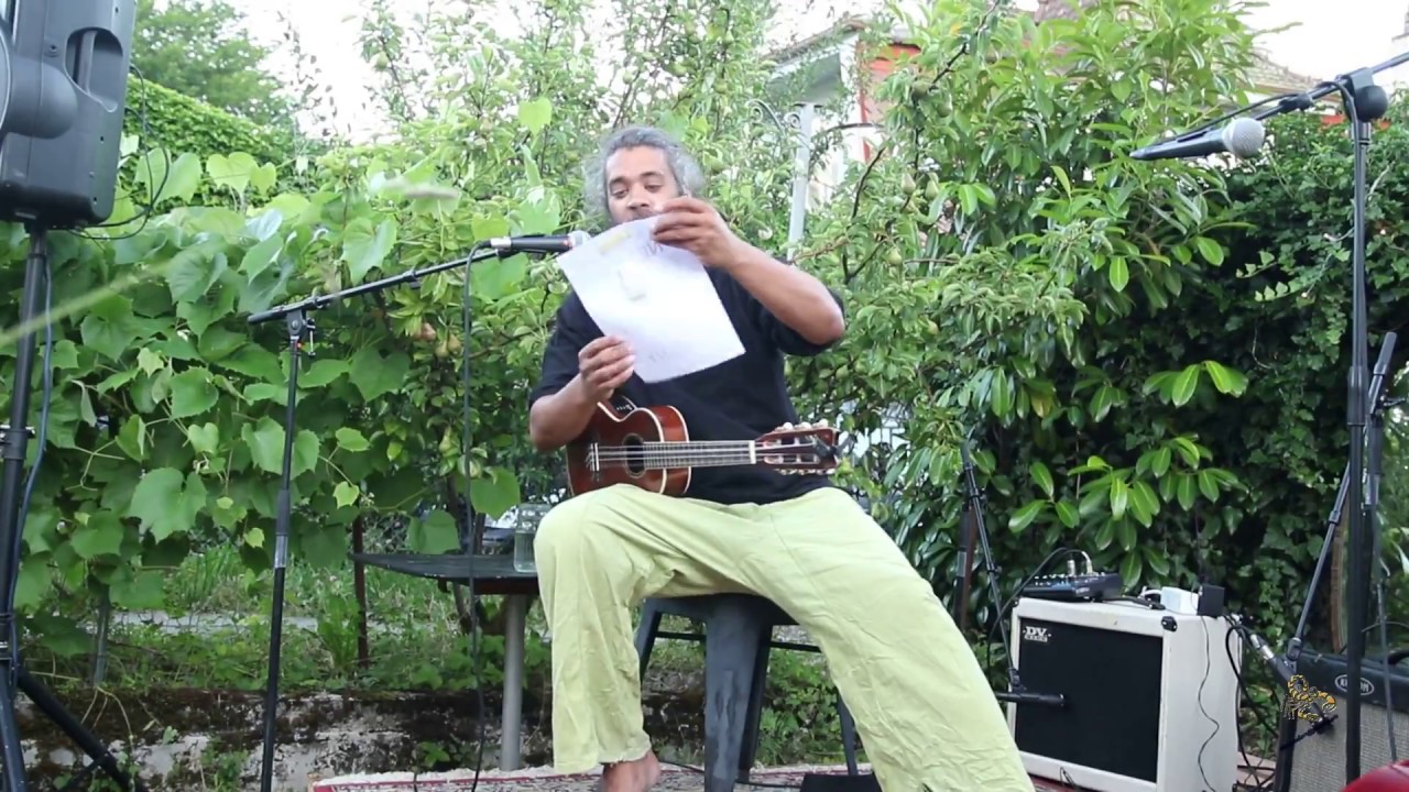 Guarda Mark Kelly in his garden su YouTube Guarda Mark Kelly in his garden su YouTube