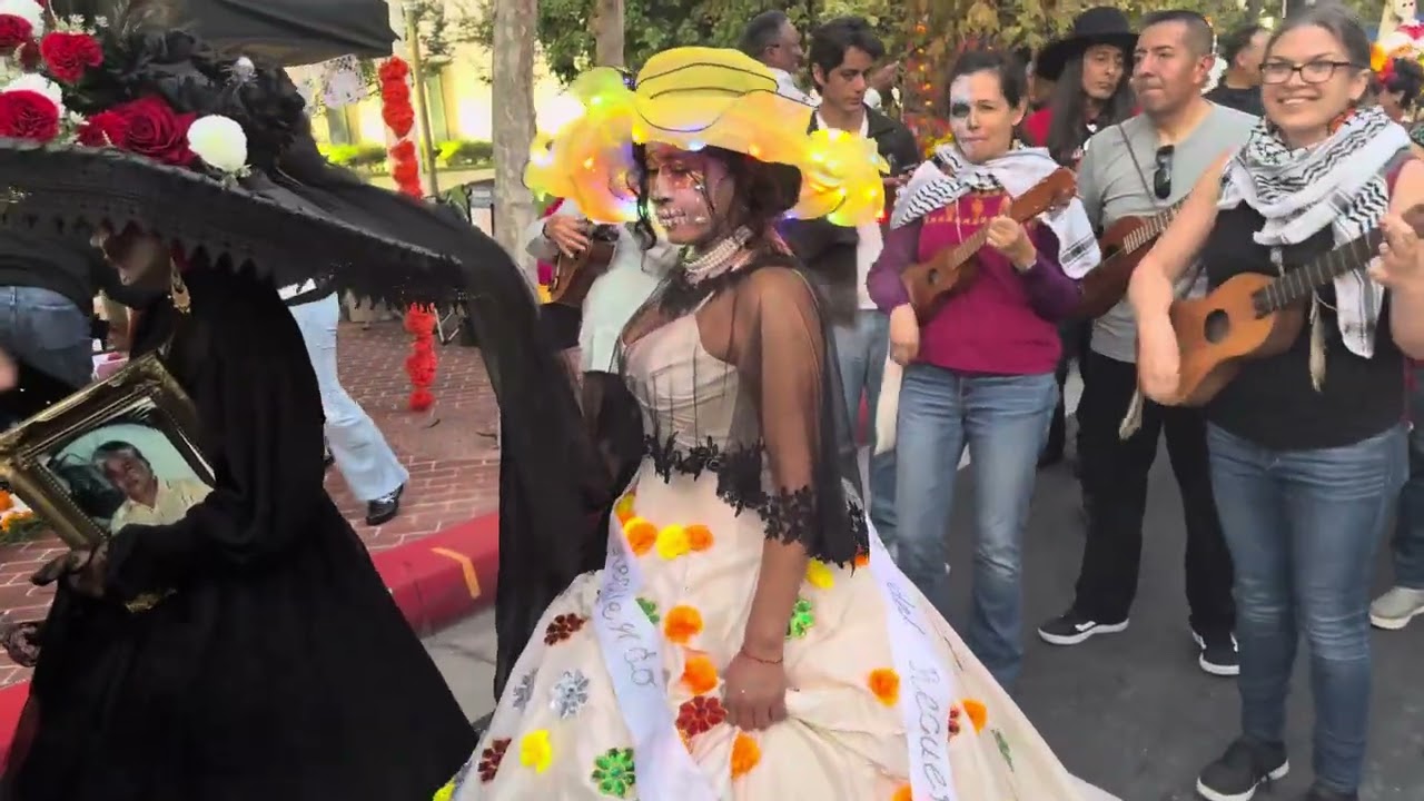 Día de los muertos The day of the dead Santa Ana Ca 11/01/2025 desfile de Catrinas por los Altares 