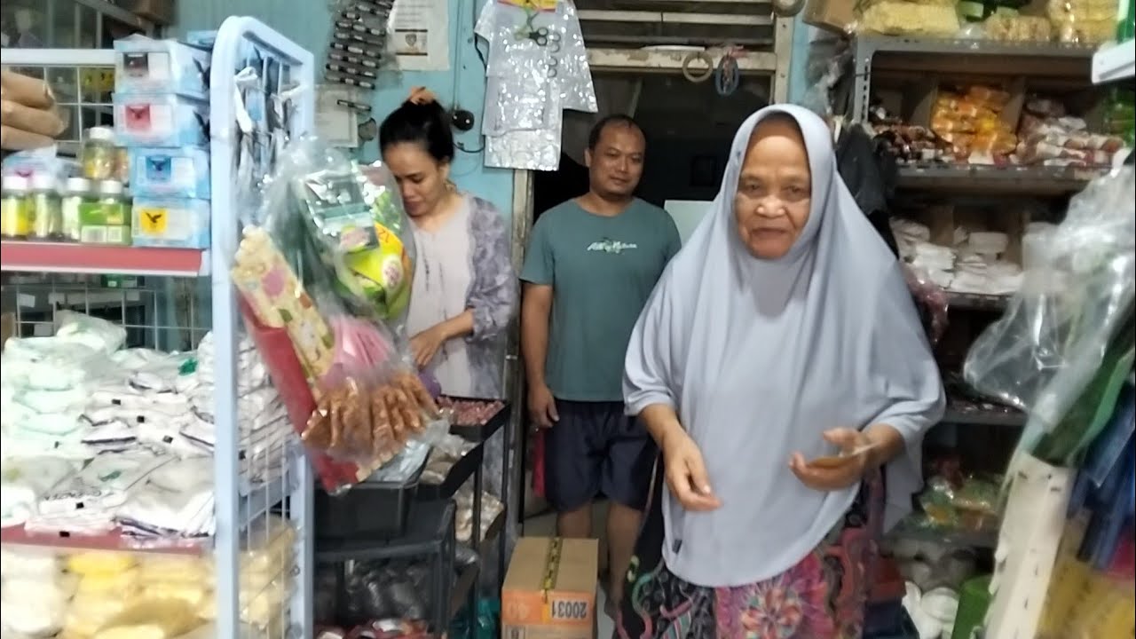 Pasang karpet baru lanjut nganterin Mbah Uti belanja