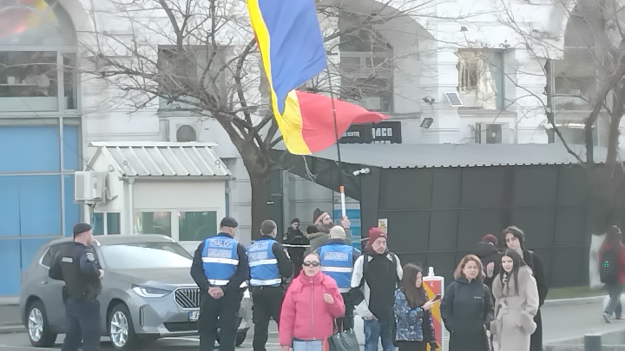 Un steag singuratic in fata ambasadei Israelului