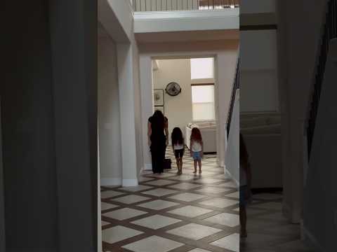 الأم وبناتها يشعرن بالإثارة عندما يعود الأب إلى المنزل 